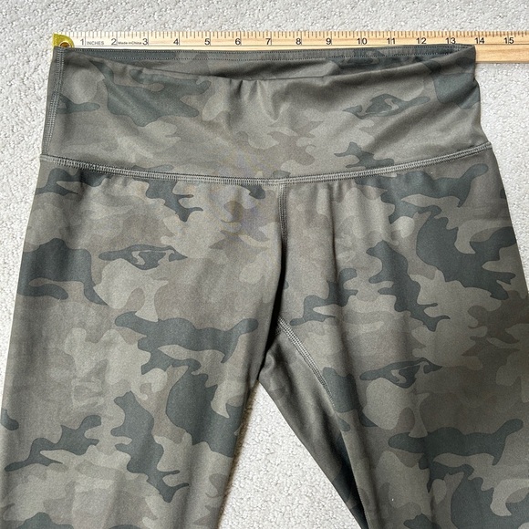 Lululemon Wunder Under Pant Full-On Luxtreme
Savasana Camo Fatigue Green, Size 6 - Picture 3 of 7